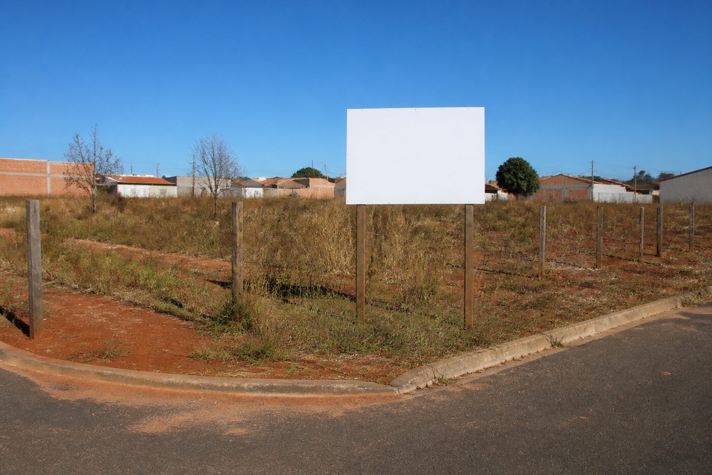 Terreno urbano cercado pronto para comercialização